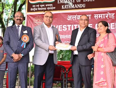 Chairman VMC presenting Award to CBSE High Acheivers