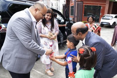 Children Welcoming Chairman VMC
