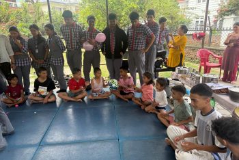 शिक्षकों और छात्रों का अनाथालय का दौरा