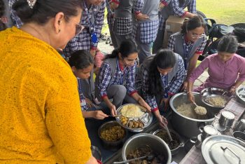 शिक्षकों और छात्रों का अनाथालय का दौरा