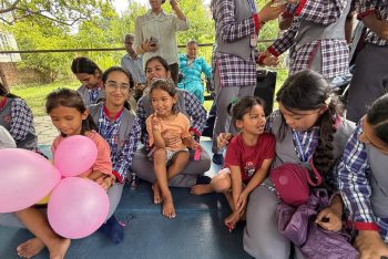 शिक्षकों और छात्रों का अनाथालय का दौरा