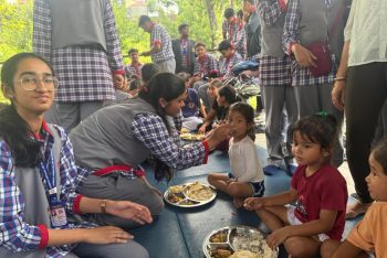 शिक्षकों और छात्रों का अनाथालय का दौरा