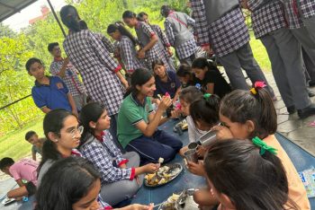 शिक्षकों और छात्रों का अनाथालय का दौरा
