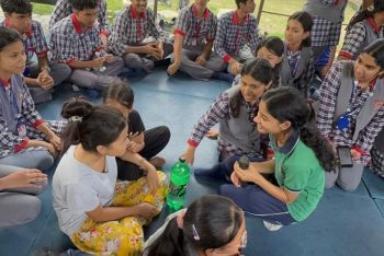 शिक्षकों और छात्रों का अनाथालय का दौरा