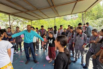 शिक्षकों और छात्रों का अनाथालय का दौरा
