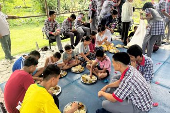 शिक्षकों और छात्रों का अनाथालय का दौरा