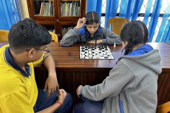 स्पोर्ट्स डे के दौरान शतरंज प्रतियोगिता