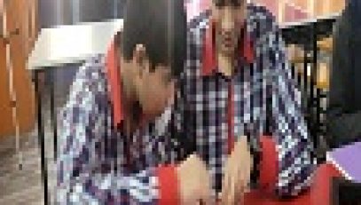 छात्रों द्वारा ड्रोन की ड्रोन असेंबलिंग गतिविधि