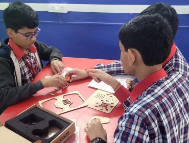 छात्रों द्वारा ड्रोन की ड्रोन असेंबलिंग गतिविधि