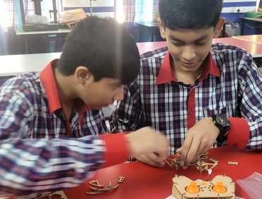 ड्रोन की असेंबलिंग गतिविधि