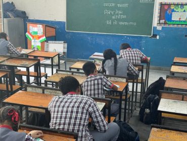 विद्यार्थी निबन्ध लिख रहे हैं