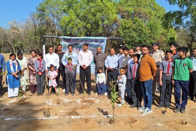 अध्यक्ष द्वारा विद्यालय में वृक्षारोपण