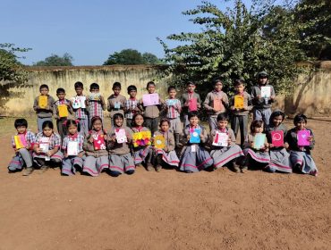 ग्रीटिंग कार्ड बनाने की गतिविधि